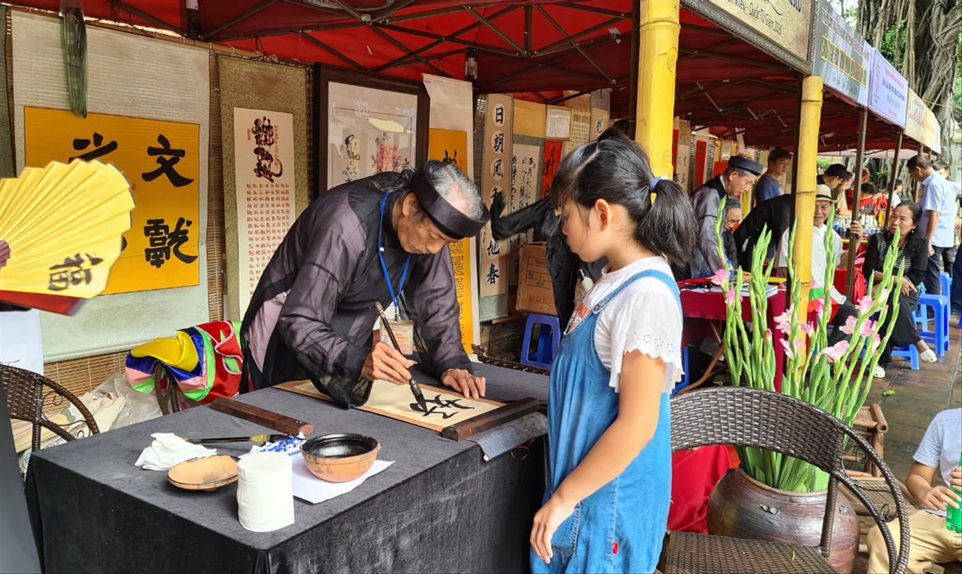 Không gian hồ Văn gần đây được chú trọng, là nơi tổ chức nhiều hoạt động văn hóa, giáo dục. Ảnh: KỲ SƠN