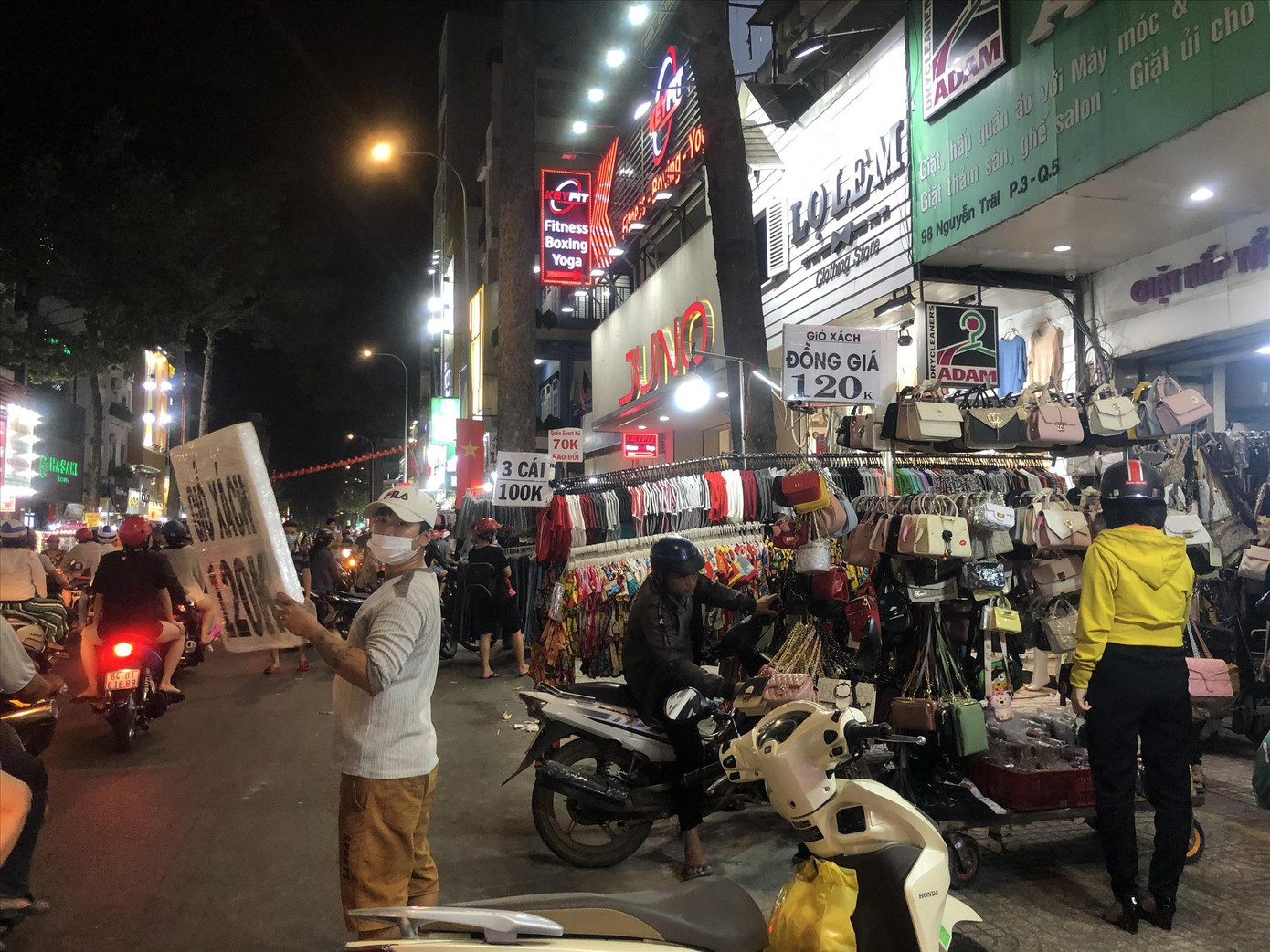 Phố thời trang tại quận 5 tấp nập mỗi đêm, do hàng giảm giá