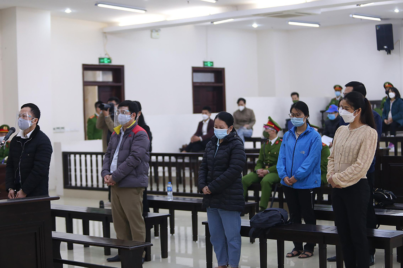 Nhóm bị cáo tại toà hôm 24/12 Nhóm bị cáo tại toà hôm 24/12