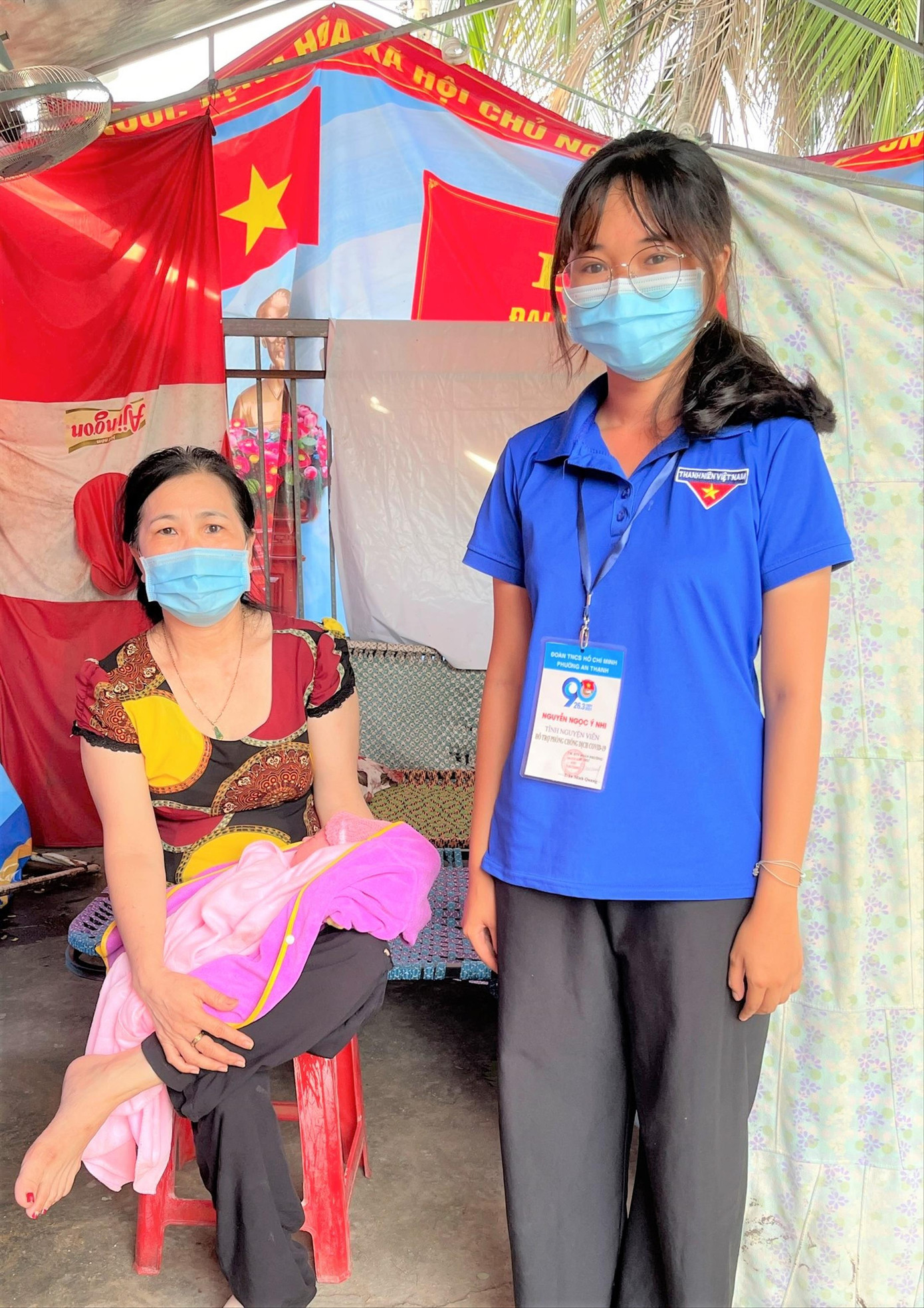 Tình nguyện viên Nguyễn Ngọc Ý Nhi giúp sản phụ vượt cạn an toàn. Ảnh: P.T Tình nguyện viên Nguyễn Ngọc Ý Nhi giúp sản phụ vượt cạn an toàn. Ảnh: P.T