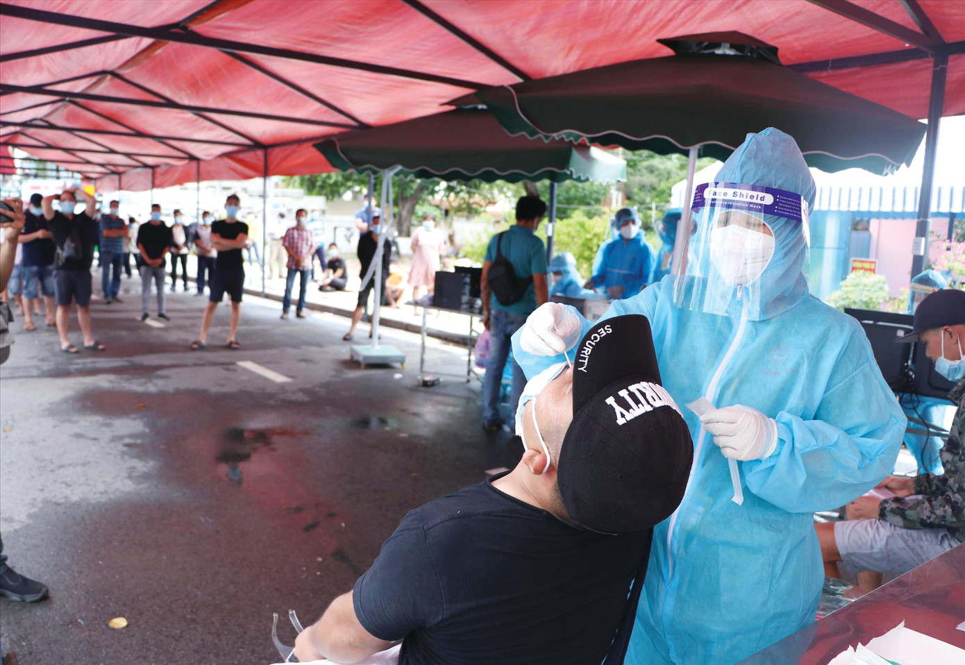 Người dân xét nghiệm để lấy giấy xác nhận tại Bệnh viện 175 vào chiều 6/7. Ảnh: Ngô Bình