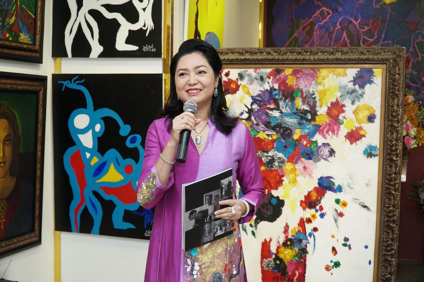 Nữ doanh nhân Phùng Thị Thu Thủy khai mạc triển lãm tranh của họa sỹ Lê Đại Chúc