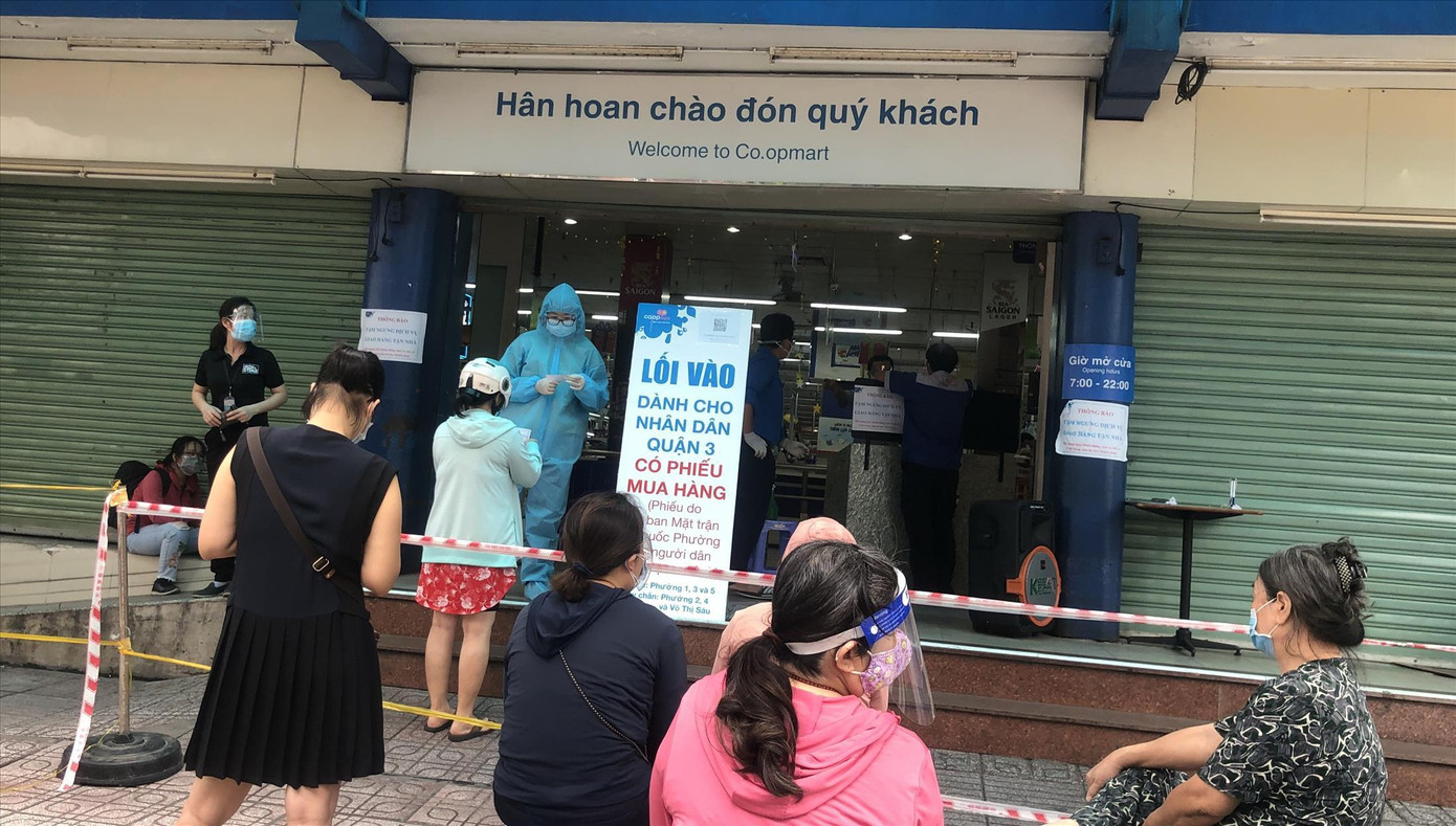 Có phiếu mua hàng đúng địa bàn, người dân còn phải quan tâm đến ngày chẵn - lẻ mới được vào siêu thị mua sắm. Ảnh: U.P