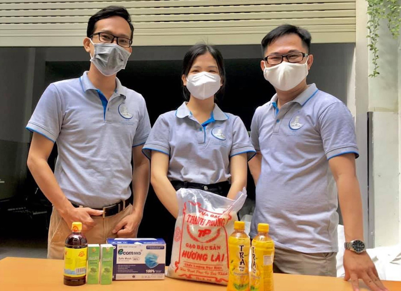 Hướng dẫn viên nhận quà của Chi hội Hướng dẫn viên TPHCM Hướng dẫn viên nhận quà của Chi hội Hướng dẫn viên TPHCM