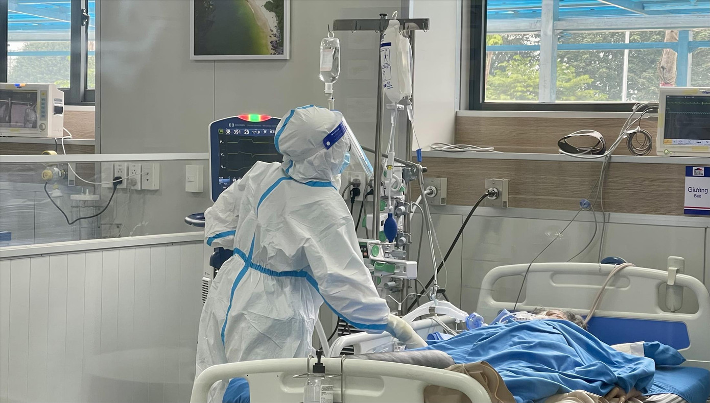 Bệnh nhân nặng tại BV Điều trị người bệnh COVID-19. Ảnh: Thái Hà