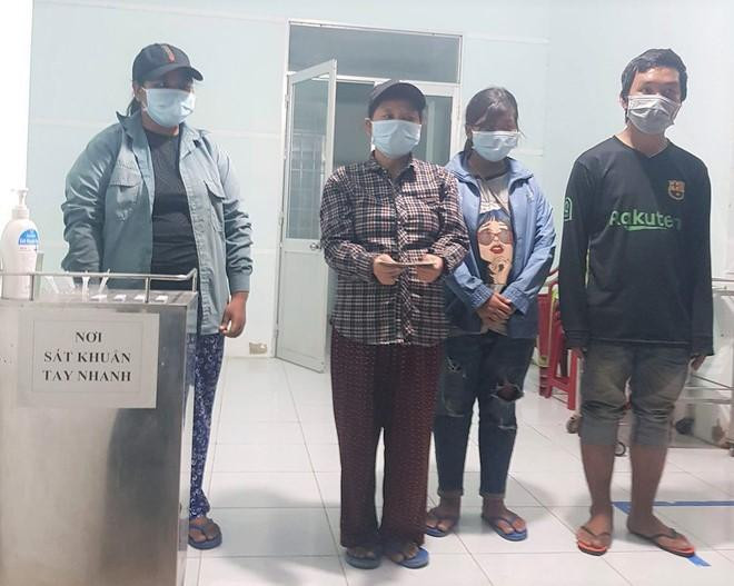 Gia đình 4 người đã được nhiều nhà hảo tâm giúp đỡ, họ đang chờ lên tàu về quê Gia đình 4 người đã được nhiều nhà hảo tâm giúp đỡ, họ đang chờ lên tàu về quê