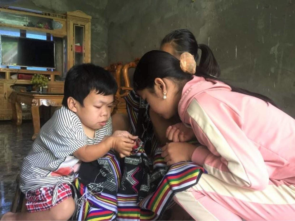 Sầm Thị Giang hướng dẫn các em nhỏ trong vùng thêu váy thổ cẩm Sầm Thị Giang hướng dẫn các em nhỏ trong vùng thêu váy thổ cẩm