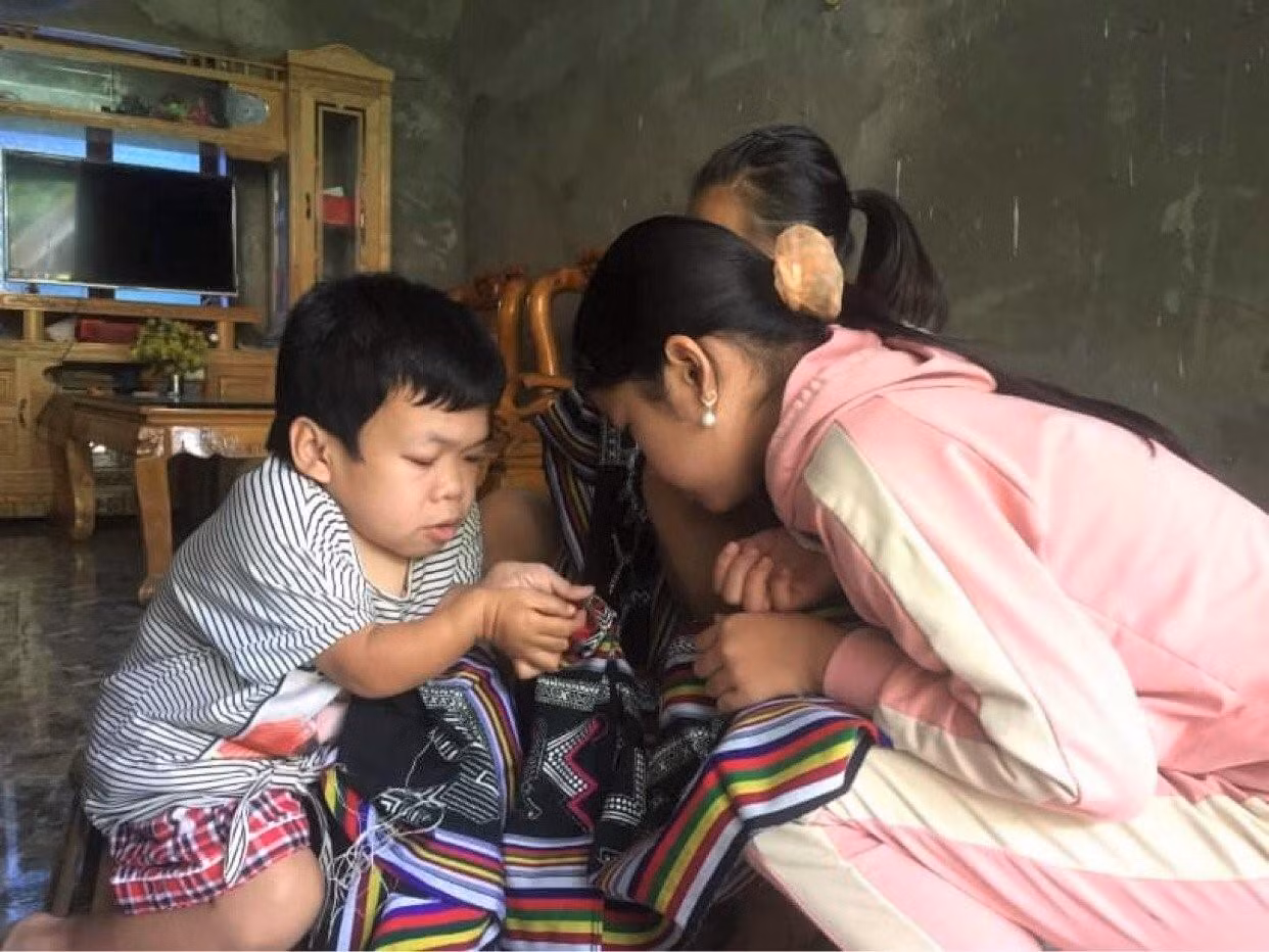 Sầm Thị Giang hướng dẫn các em nhỏ trong vùng thêu váy thổ cẩm Sầm Thị Giang hướng dẫn các em nhỏ trong vùng thêu váy thổ cẩm