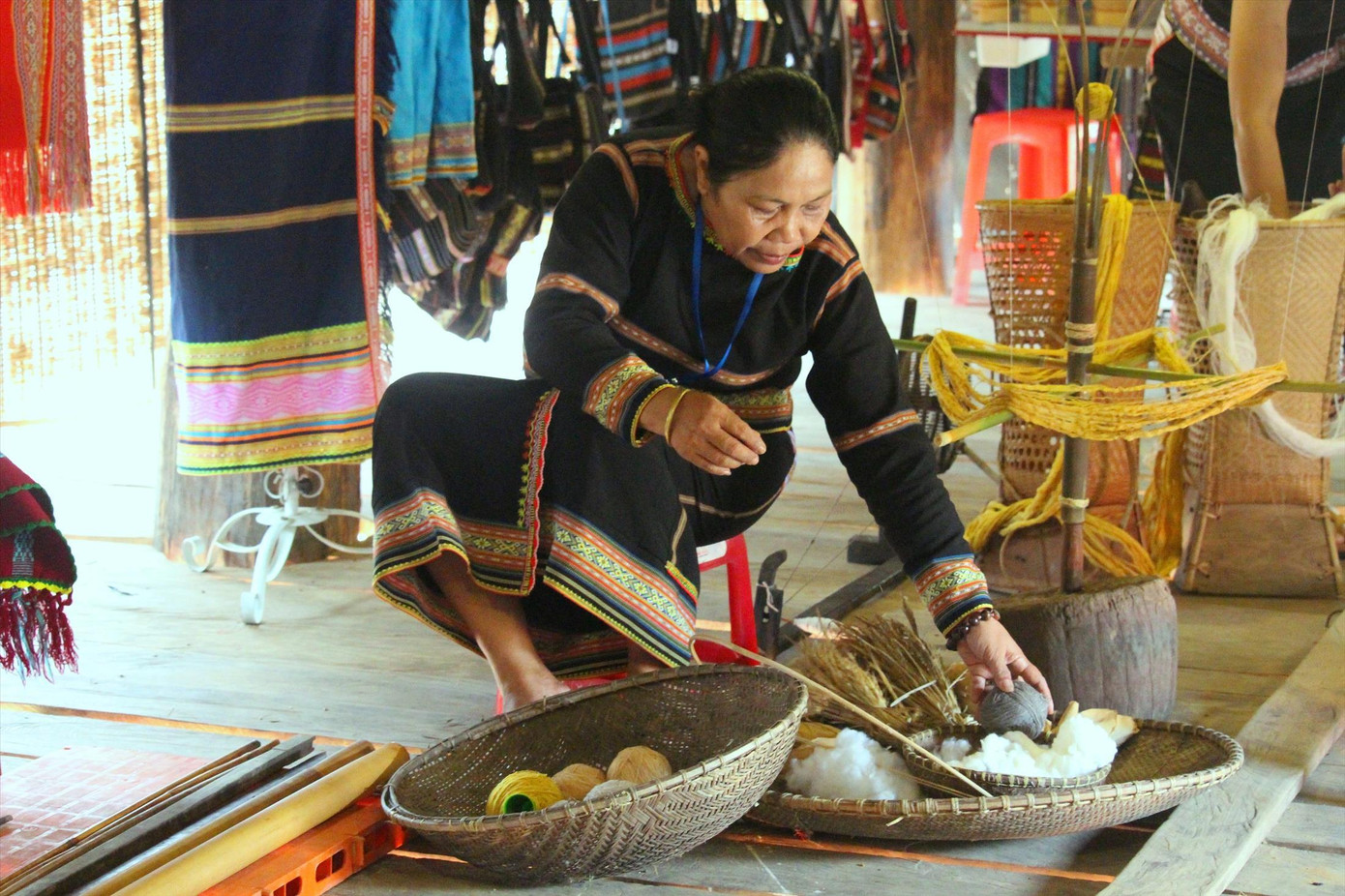 Phụ nữ Ba Na giới thiệu về sợi bông truyền thống Phụ nữ Ba Na giới thiệu về sợi bông truyền thống