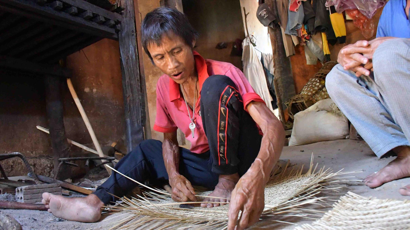 Anh Hồ Văn Lang giờ vẫn nén đau đan nông cụ để kiếm sống. Ảnh: Nguyễn Ngọc