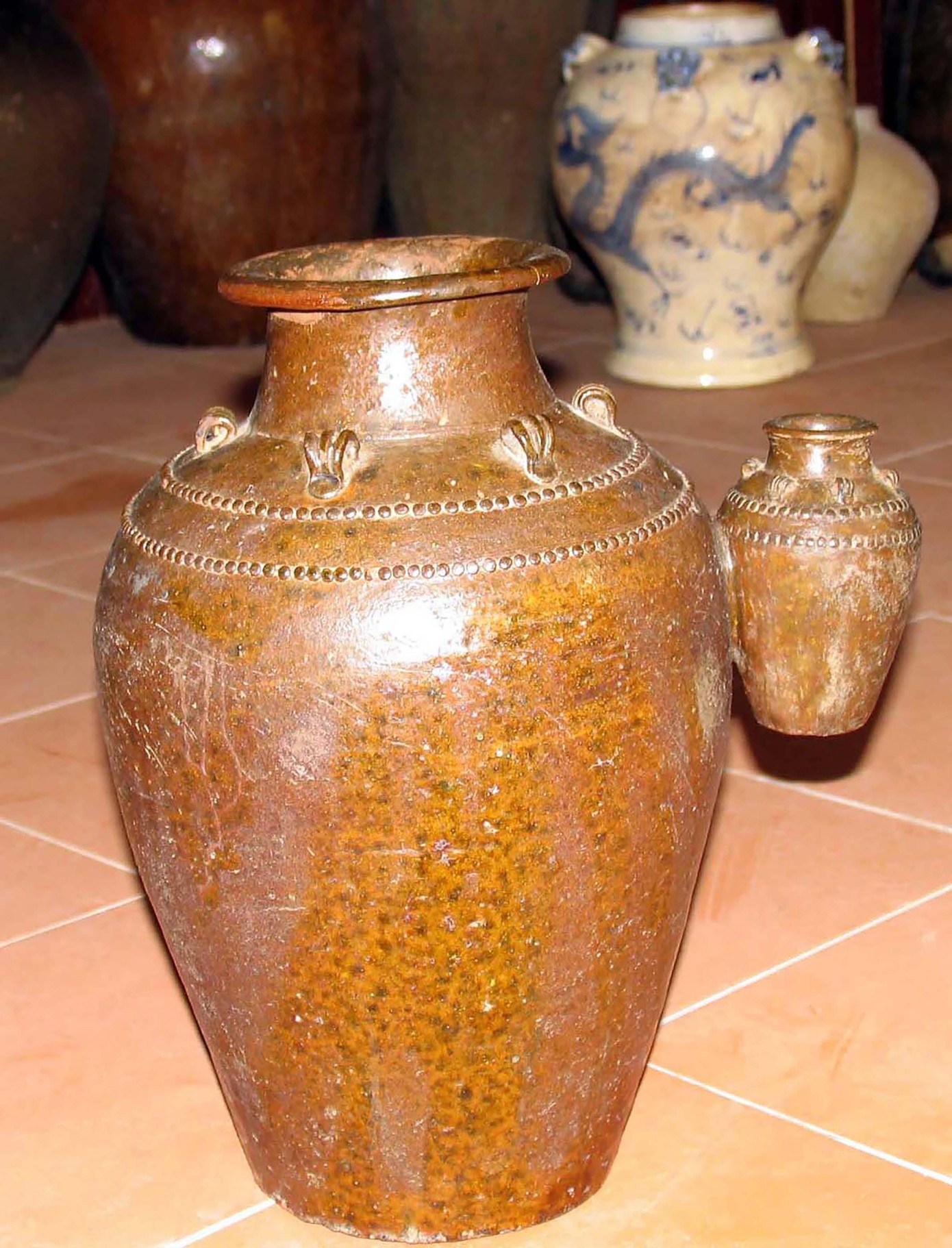 Ché mẹ bồng con trong bộ sưu tập của ông K’Tâm