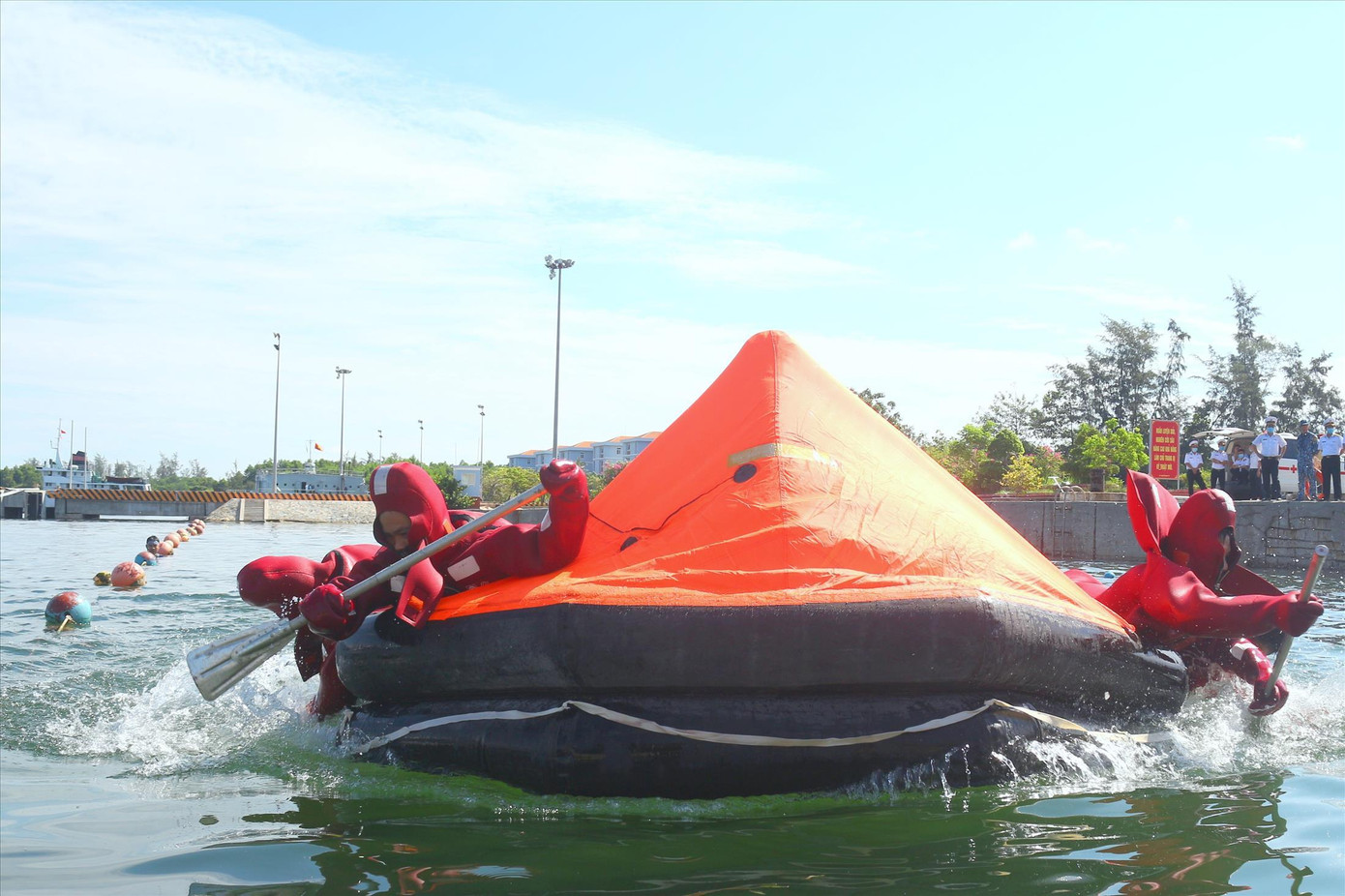 Thủy thủ Lữ đoàn 162 luyện tập nội dung cứu hộ cứu nạn để tham gia hội thao Thủy thủ Lữ đoàn 162 luyện tập nội dung cứu hộ cứu nạn để tham gia hội thao