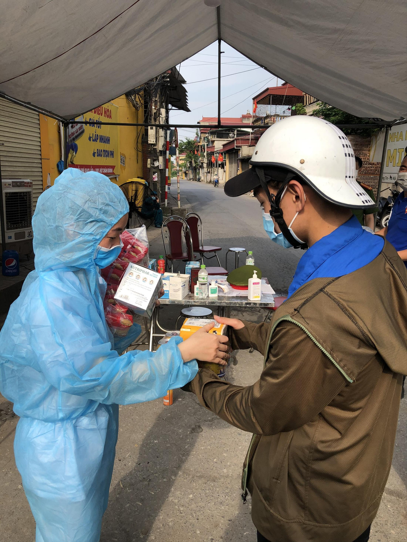 Các chiến sĩ áo xanh hỗ trợ tại các điểm chốt xã Tô Hiệu, Thường Tín, Hà Nội Các chiến sĩ áo xanh hỗ trợ tại các điểm chốt xã Tô Hiệu, Thường Tín, Hà Nội