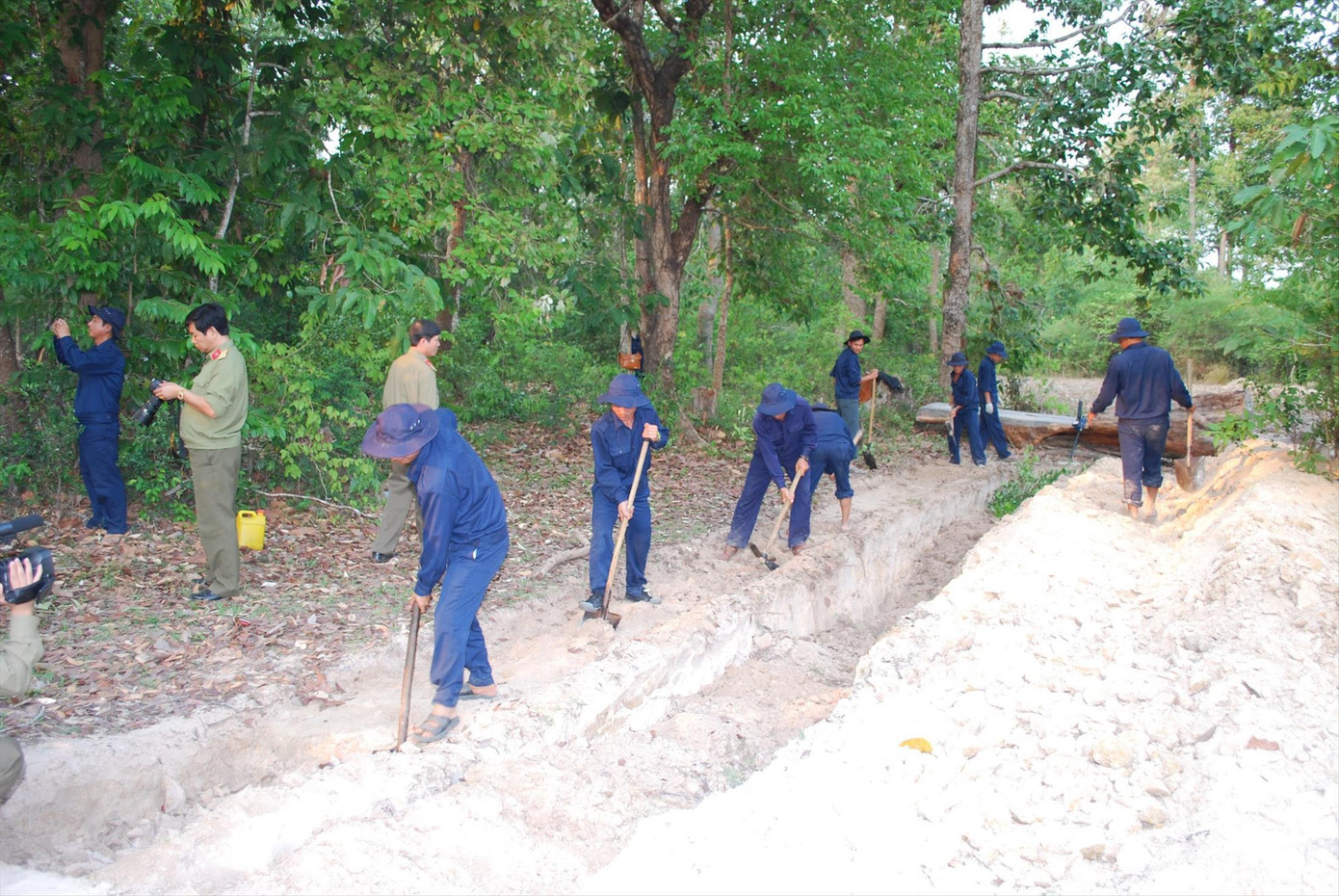 Đào theo kiểu giao thông hào để tìm đồng đội Đào theo kiểu giao thông hào để tìm đồng đội