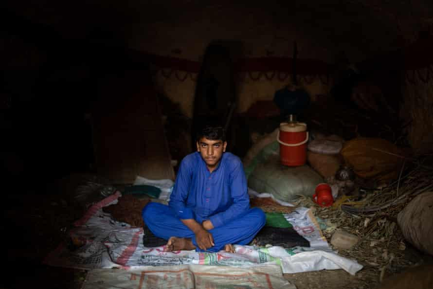 Em Aftab Ali bên trong hang động của gia đình Em Aftab Ali bên trong hang động của gia đình