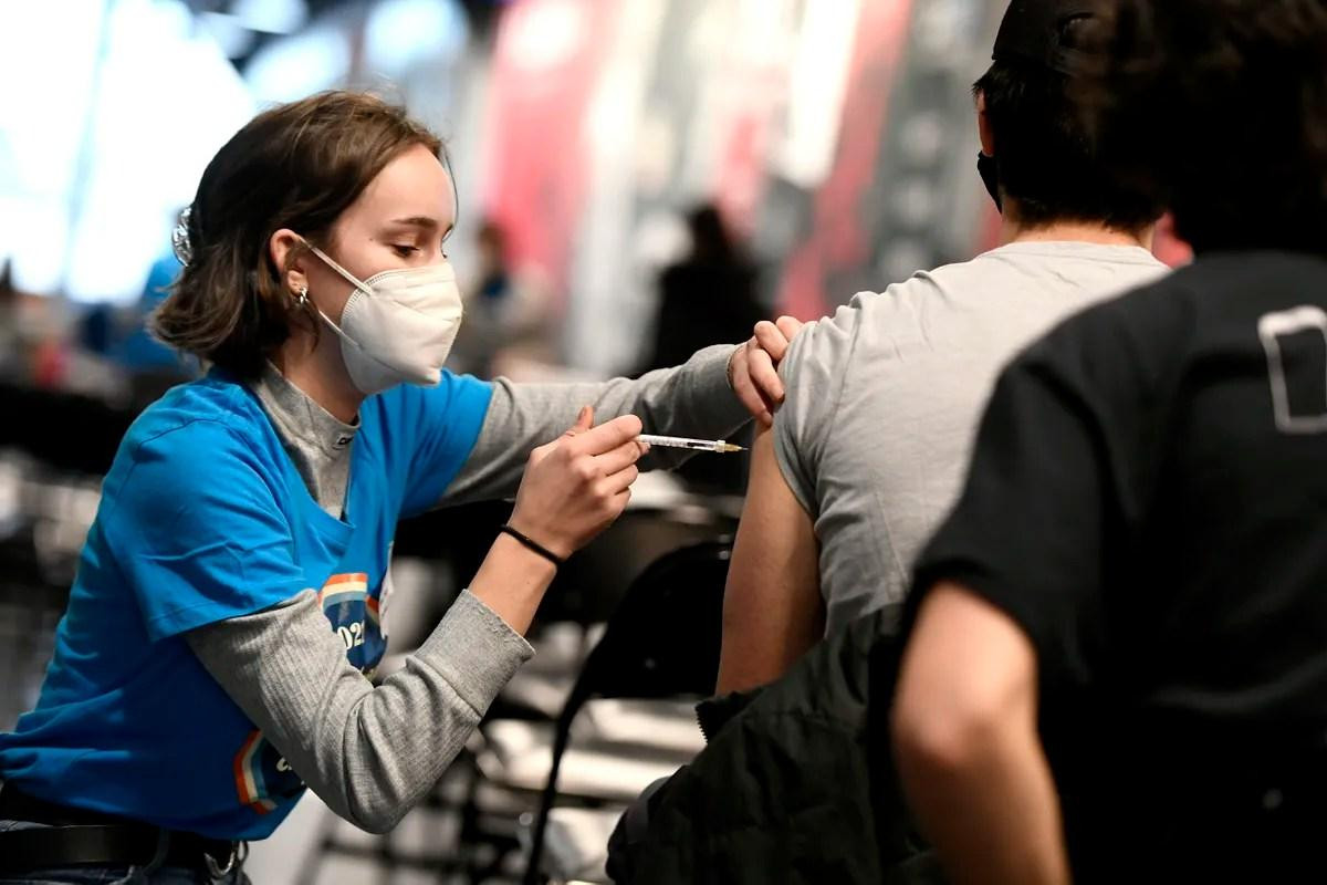 Người dân Canada tiêm vắc xin mũi tăng cường. Ảnh: The Canadian Press