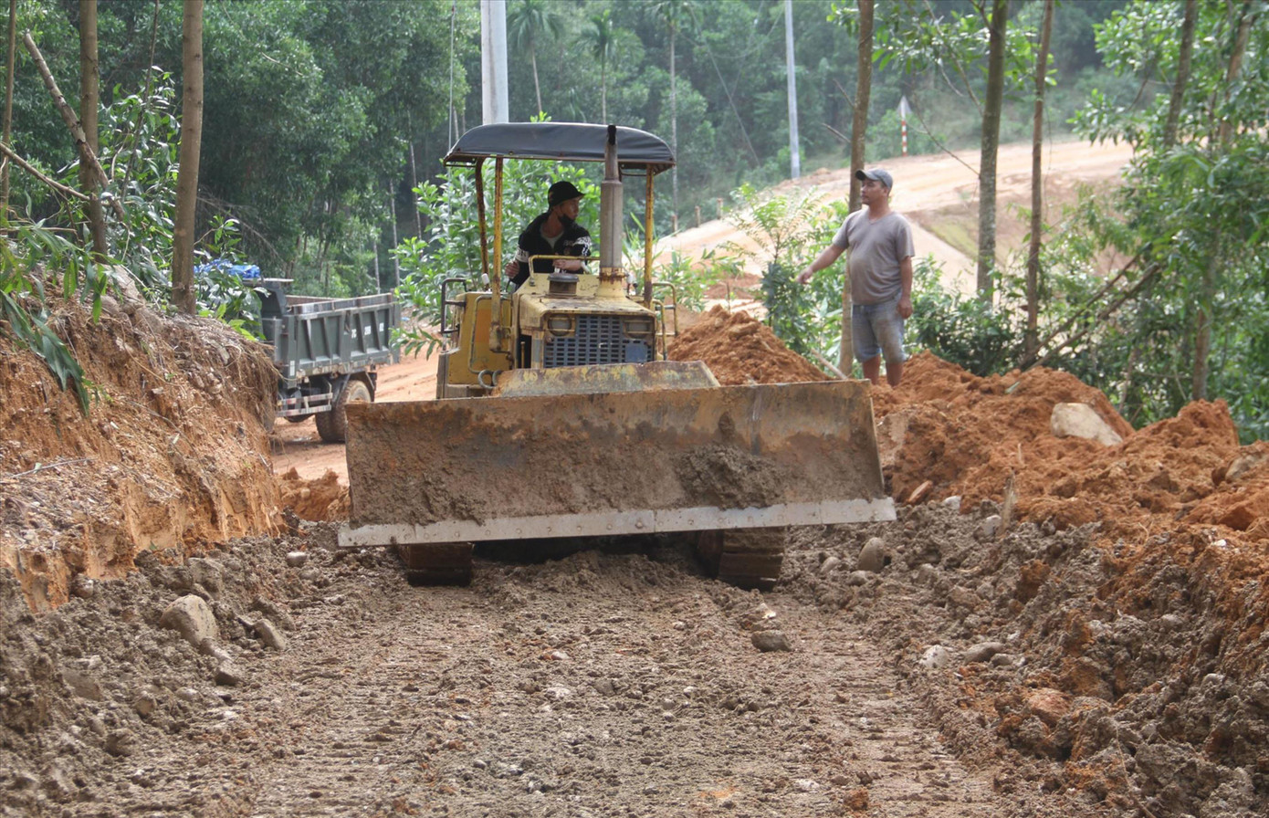 Địa phương phải mở các con đường tạm xuyên qua rẫy keo để người dân di chuyển. Ảnh: Trương Định