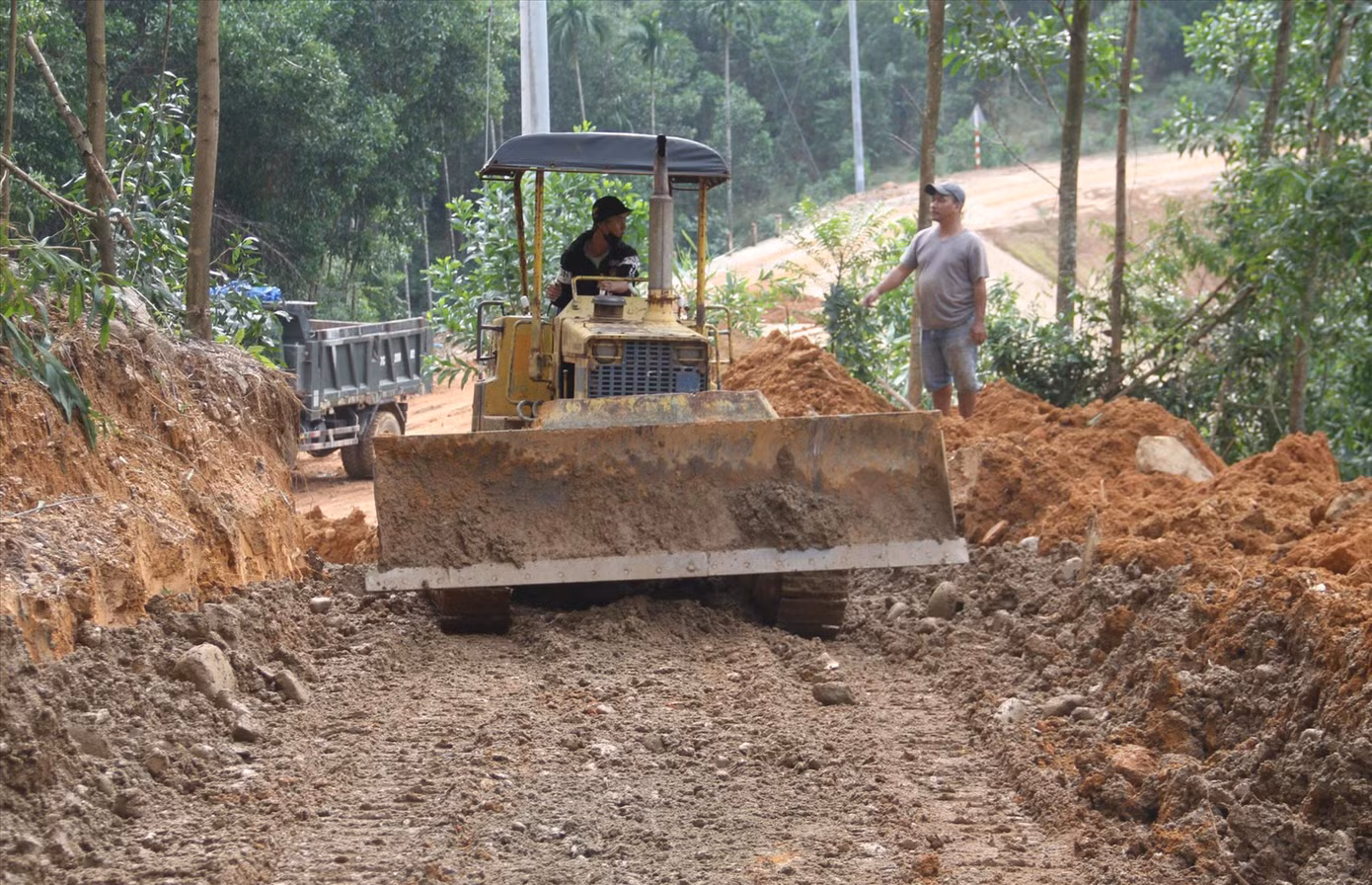Địa phương phải mở các con đường tạm xuyên qua rẫy keo để người dân di chuyển. Ảnh: Trương Định