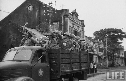 Bộ đội ta tiến vào Thủ đô với niềm hân hoan về ngày Hà Nội được giải phóng