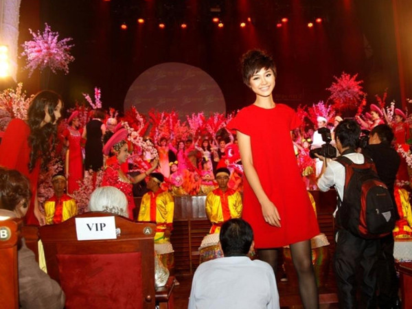 4 cô gái tham gia các hoạt động của đêm Doanh nhân hát