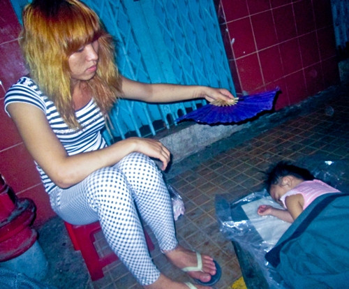 Yuki, cô bạn chuyển giới 20 tuổi từng là nhân vật chính trong phóng sự Pê đê gây tiếng vang cuối năm 2012. Yuki hiện sống tại quận Phú Nhuận, phụ bán cá viên chiên, bột chiên cho quán ăn vặt của một người cô trong nhà. Quán bán rất khuya nên cô của Yuki thường dưa con theo để trông chừng. Sau khi Yuki phụ dọn dẹp, rửa chén xong thì ngồi quạt cho cháu ngủ, chờ cô chú dọn hàng về nhà