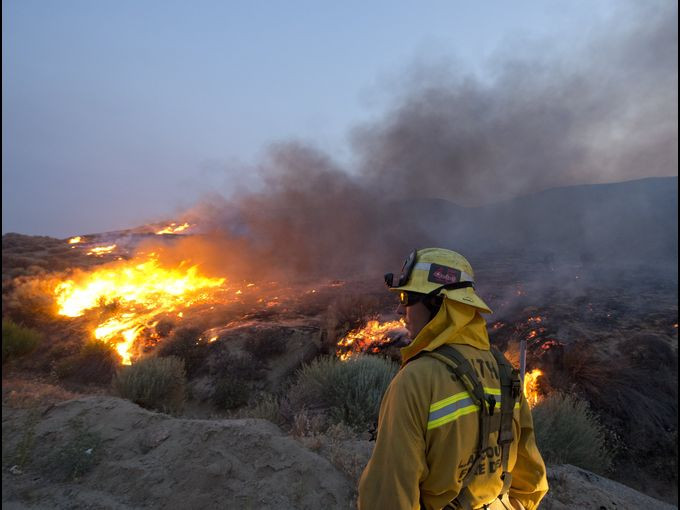 2.000 nhân viên cứu hỏa được huy động dập tắt đám cháy. 2.000 nhân viên cứu hỏa đã được huy động để dập tắt đám cháy