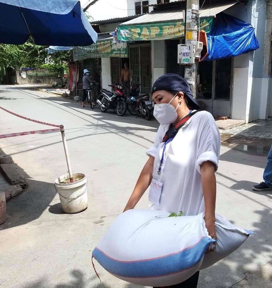 Phương Thanh khi đi hỗ trợ nạn nhân COVID-19 Phương Thanh khi đi hỗ trợ nạn nhân COVID-19