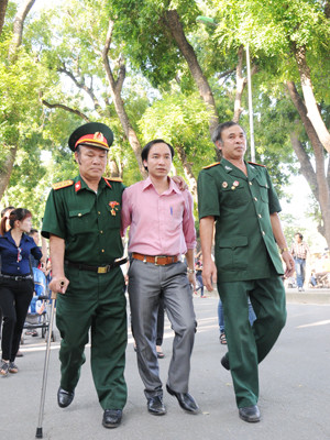 Đại úy Lê Long Triệu – Thương binh hạng ¼ đặc biệt (chống nạng, bên trái) cùng đồng đội vào viếng Đại tướng