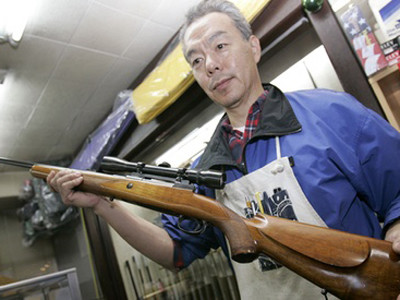 Nhật Bản gần như cấm người dân sở hữu súng ngắn và quản lý súng trường rất nghiêm ngặt. Ảnh: The Atlantic