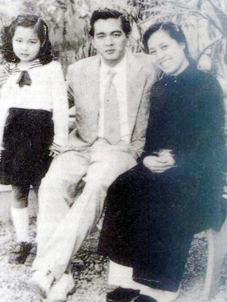 Vợ chồng nhạc sĩ Đoàn Chuẩn và con gái Ảnh tư liệu gia đình