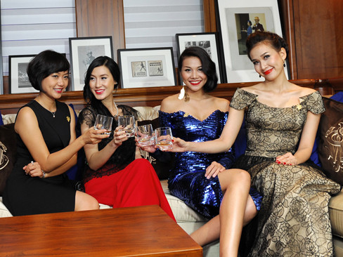 Bữa tiệc tổ chức tại một du thuyền sang trọng trị giá 35 USD đang neo đỗ tại bến Nhà Rồng, TPHCM. Bữa tiệc tổ chức tại một du thuyền sang trọng trị giá tới 35 USD đang neo đỗ tại bến Nhà Rồng, TP. HCM