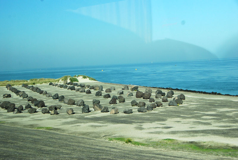 Các thứ đá gia cố cho thân đê, mặt đê cũng được nhập từ Đan Mạch