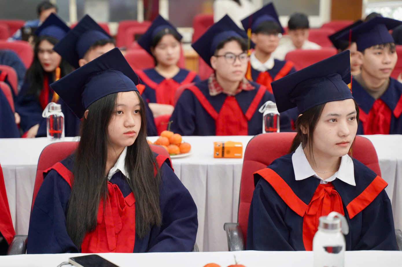 28 thủ khoa nhận học bổng.