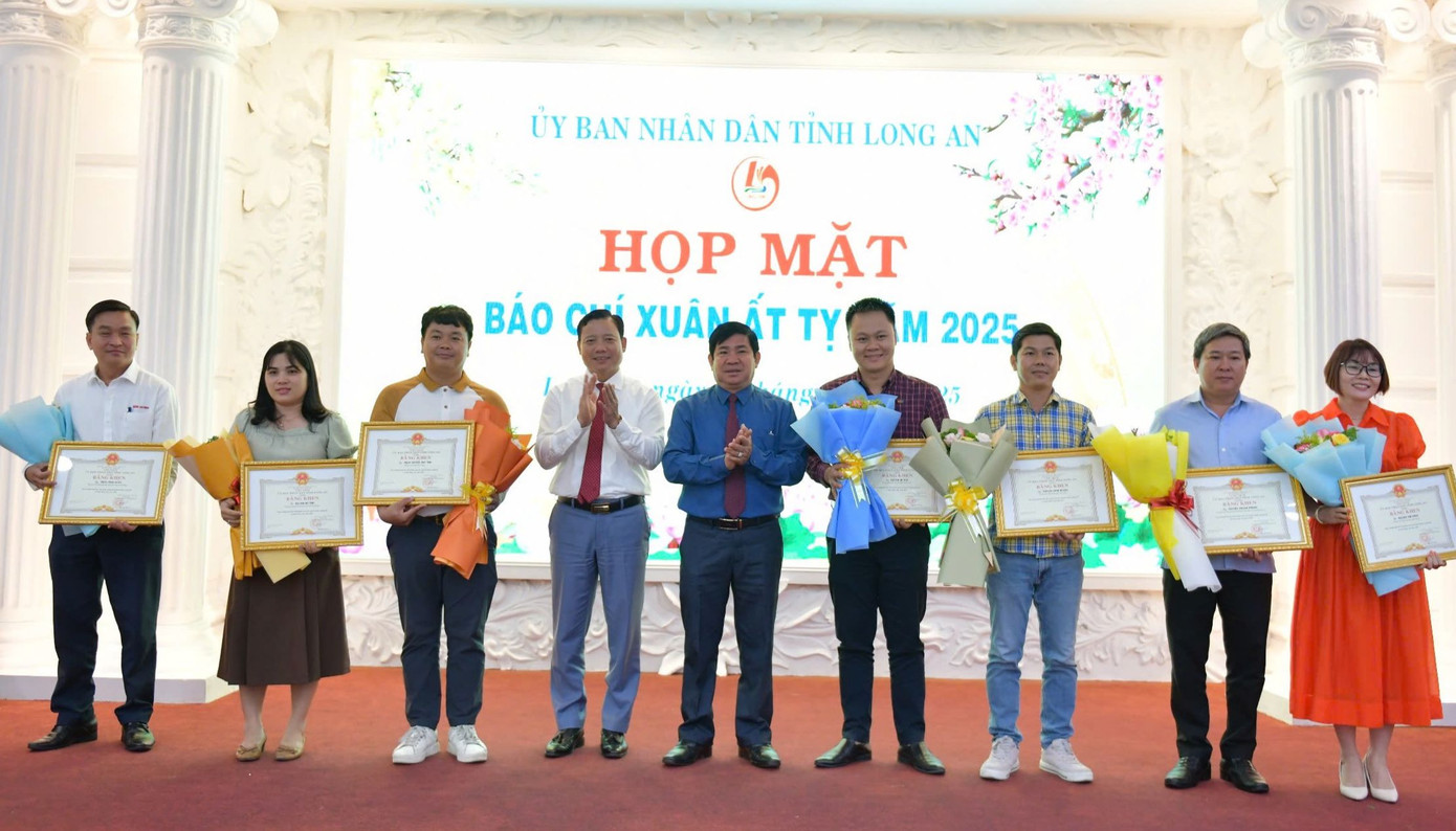 Ông Phạm Tấn Hoà - PCT UBND tỉnh Long An - tặng bằng khen cho các cơ quan báo chí. Ông Phạm Tấn Hoà - PCT UBND tỉnh Long An - tặng bằng khen cho các cơ quan báo chí.