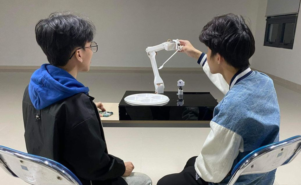 Nhóm sinh viên ĐH Bách khoa Hà Nội nghiên cứu phát triển dự án “Cánh tay thông minh hỗ trợ người gặp khó khăn trong ăn uống sinh hoạt”. Ảnh: HUST Nhóm sinh viên ĐH Bách khoa Hà Nội nghiên cứu phát triển dự án “Cánh tay thông minh hỗ trợ người gặp khó khăn trong ăn uống sinh hoạt”. Ảnh: HUST