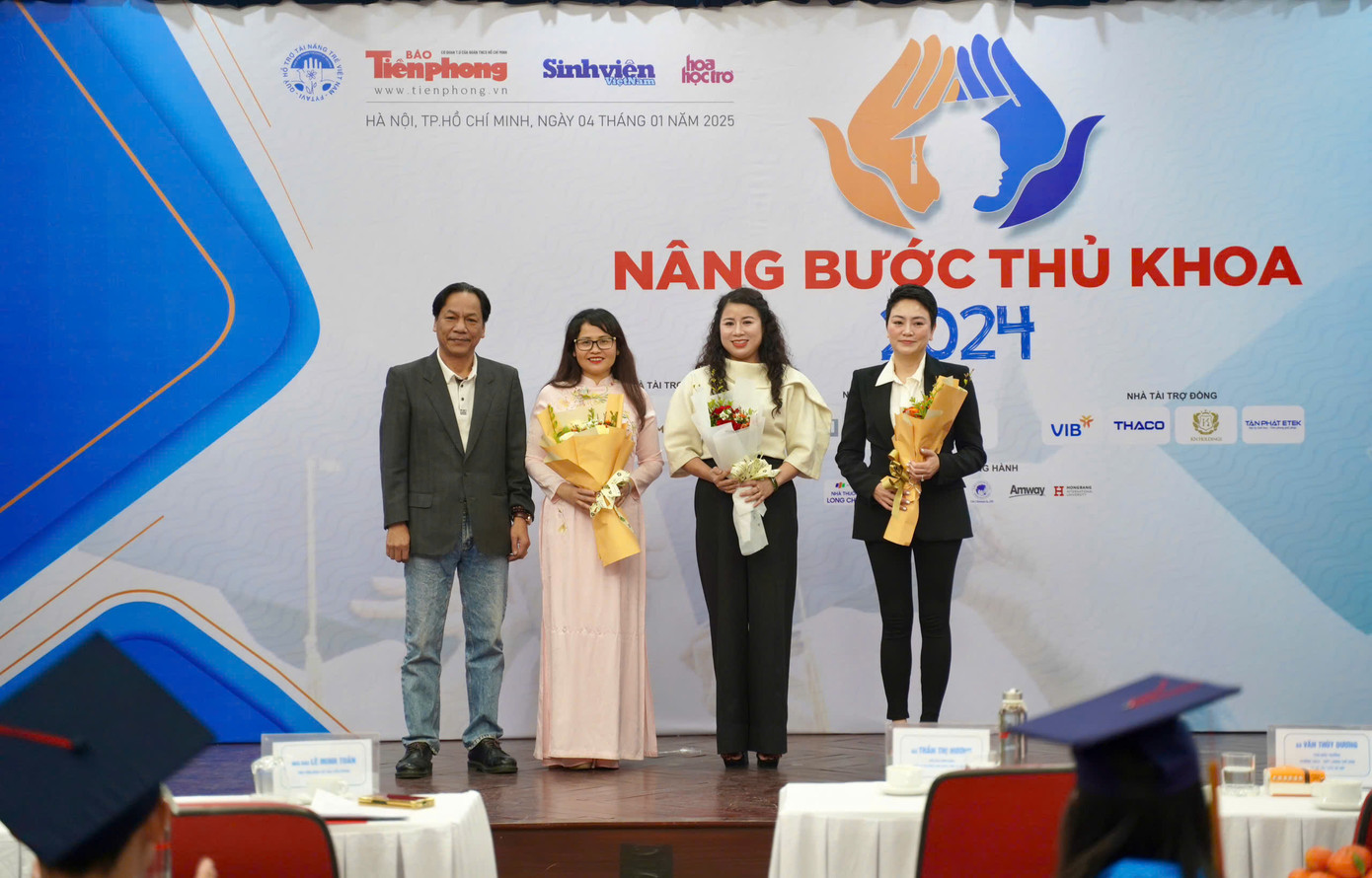 Tặng hoa các Nhà tài trợ.