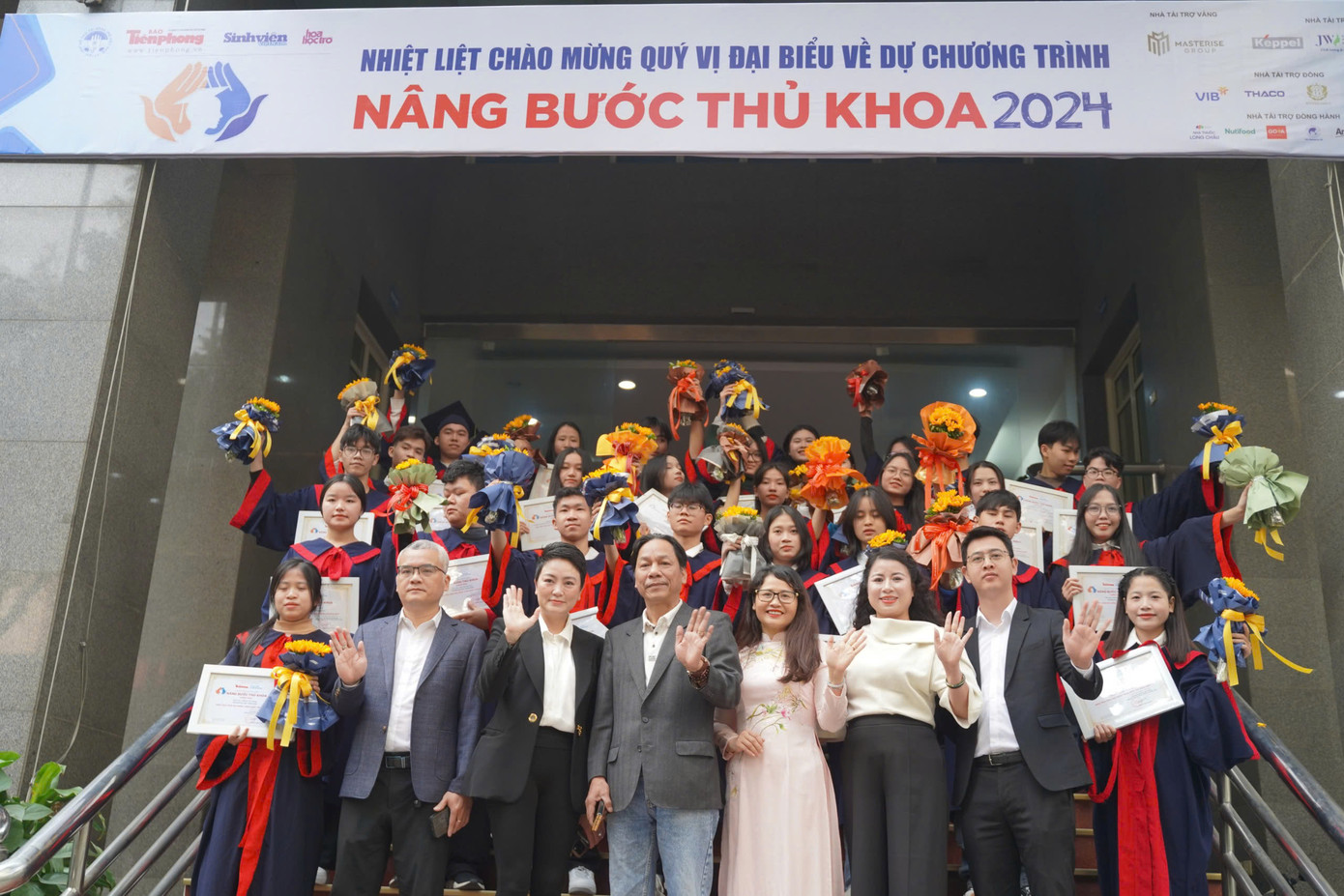 Các thủ khoa chụp ảnh kỷ niệm tại trụ sở báo Tiền Phong. Ảnh: Đức Nguyễn - Nghiêm Huê.