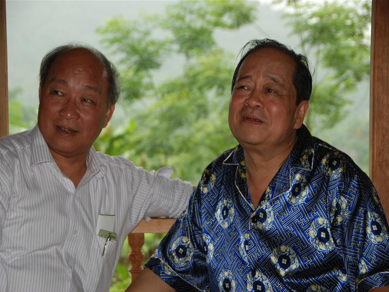 Ông Quách Lê Thanh (phải) và Bộ trưởng Y tế Nguyễn Quốc Triệu chiều ngày 30-4, một ngày trước khi ông Thanh mất. Ảnh : Xuân Ba