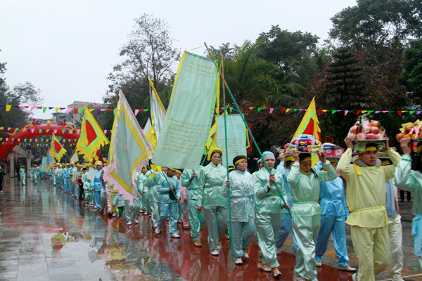Trong trang phục nai nịt gọn gàng cùng với đồ lễ là cờ 