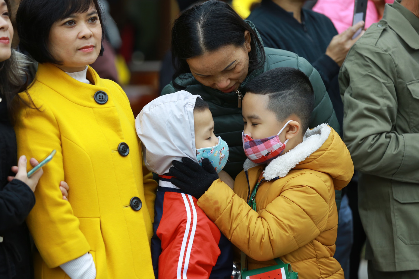 Lo ngại virus corona, dân đeo khẩu trang dự hội Gò Đống Đa ảnh 3