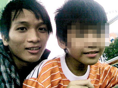 Ảnh chụp cảnh Hận đang ôm một bé trai được đăng trên blog của hắn