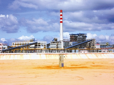 Nhà máy Tân Rai nhìn từ góc hồ chứa bùn đỏ