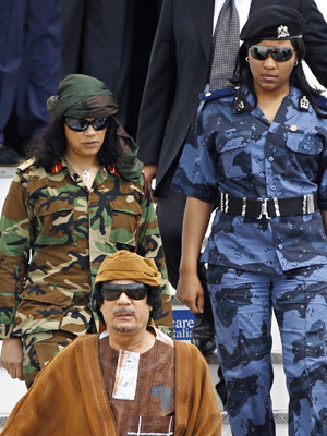 Ông Gadhafi và những vệ sỹ của mình. Ảnh: Daily Mail. Ông Gadhafi và những vệ sỹ của mình Ảnh: Daily Mail