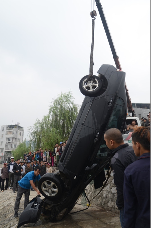 Được biết, chiếc xe do một nam thanh niên chừng 30 tuổi lái