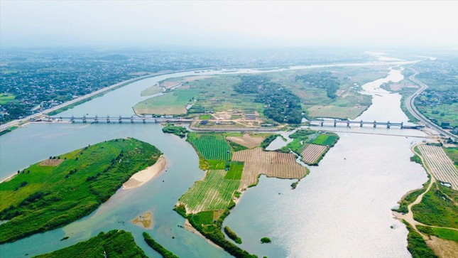 Từ 214 thửa đất gốc, sau 7 năm Đảo Ngọc đã bị phân lô, tách thành 1.227 thửa đất. Từ 214 thửa đất gốc, sau 7 năm Đảo Ngọc đã bị phân lô, tách thành 1.227 thửa đất.