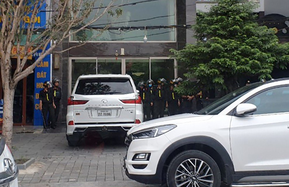 Lực lượng công an và xe chuyên dụng xuất hiện trước nhà riêng 2 trùm xã hội nổi tiếng ở Thanh Hoá. Lực lượng công an và xe chuyên dụng xuất hiện trước nhà riêng 2 trùm xã hội nổi tiếng ở Thanh Hoá.
