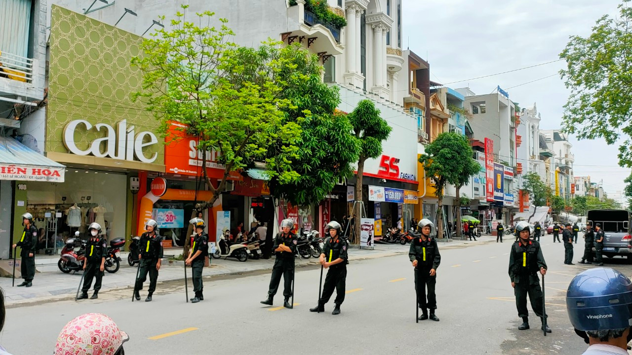 Lực lượng công an cùng xe chuyên dụng trước, trong khu vực nhà riêng của Tuấn "thần đèn" vào trưa 11/5/2023. Lực lượng công an cùng xe chuyên dụng trước, trong khu vực nhà riêng của Tuấn "thần đèn" vào trưa 11/5/2023.