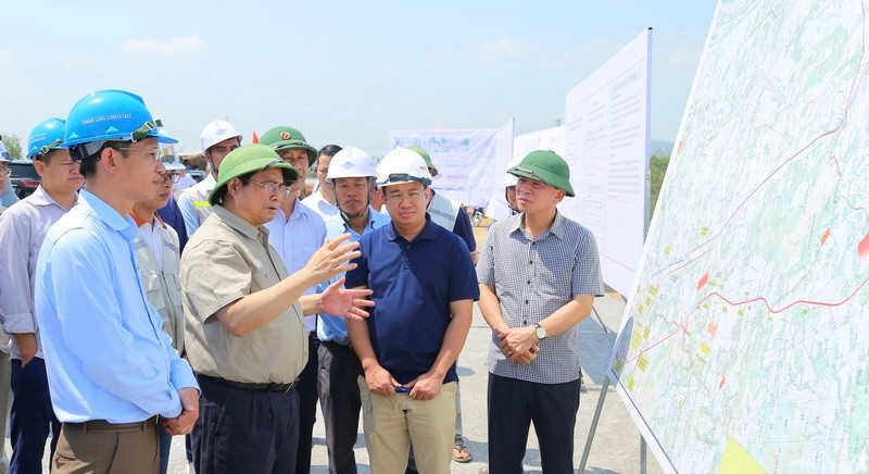 Thủ tướng Phạm Minh Chính đề nghị đơn vị tư vấn và các nhà thầu khẩn trương nghiên cứu giải pháp, ứng dụng khoa học - công nghệ mới thực hiện thi công Quốc lộ 45 - Nghi Sơn đảm bảo chất lượng.