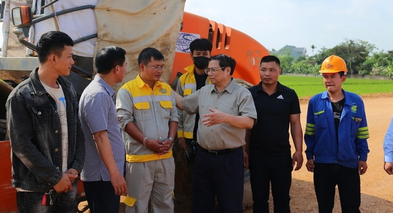 Thủ tướng Chính phủ Phạm Minh Chính nói chuyện với cán bộ, kỹ sư, công nhân đang thi công công trường đoạn từ nút giao Đông Xuân đến Quốc lộ 45.