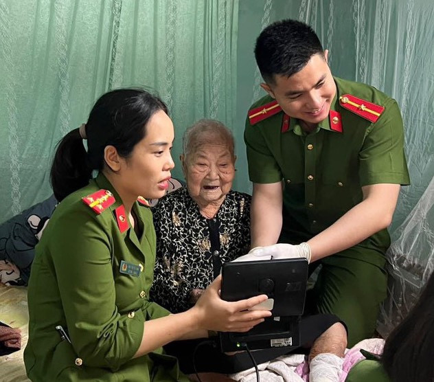 Cơ quan công an đến tận nhà để hỗ trợ người dân làm căn cước công dân